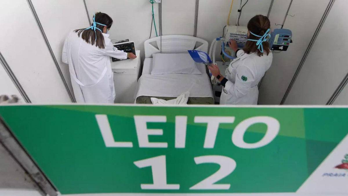 Oferta de leitos subiu com a instalação de hospitais de campanha como o do Ginásio Falcão, em Praia Grande (Alexsander Ferraz)